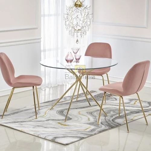 Šviesiai rožinė ir aukso spalvų kombinacija mūsų fotelyje