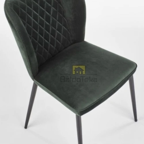 Stilinga tamsiai žalia velvetinė kušetė su moderniu dizainu