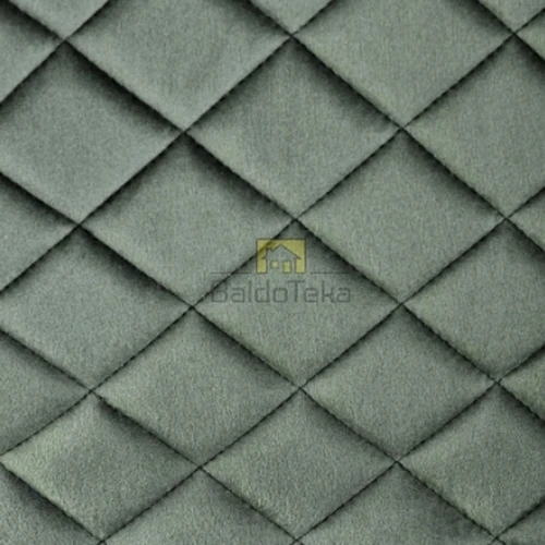 Stilinga veliūrinė kėdė tamsiai žaliai erdvei