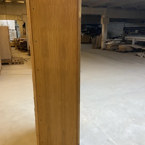 Unikali kampinė indauja su šiuolaikiniu LED apšvietimu