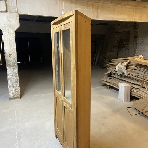 Trikampės prizmės formos indauja su LED apšvietimu