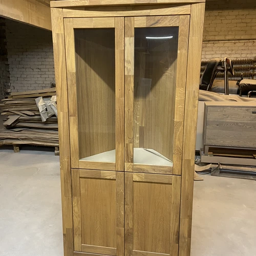 Moderni kampinė indauja OMEGA – skandinaviškas stilius ir ąžuolo masyvas