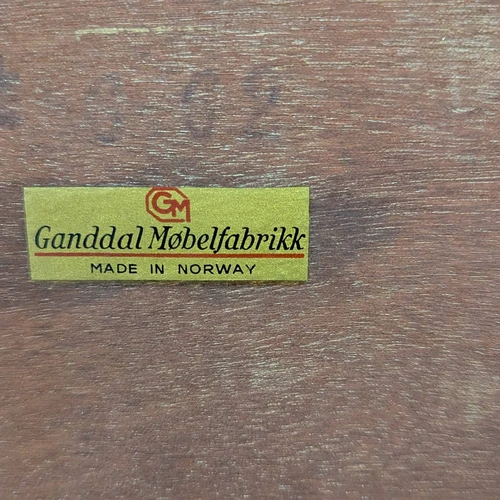 Išskirtinė kampinė komoda iš Norvegijos