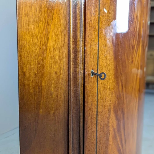 Stilinga kampinė komoda su moderniu dizainu