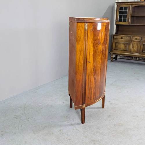 Praktiška kampinė komoda 132 cm aukščio