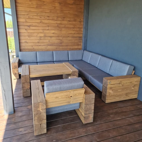 Natūralios medienos kampinė sofa su pagalvėmis