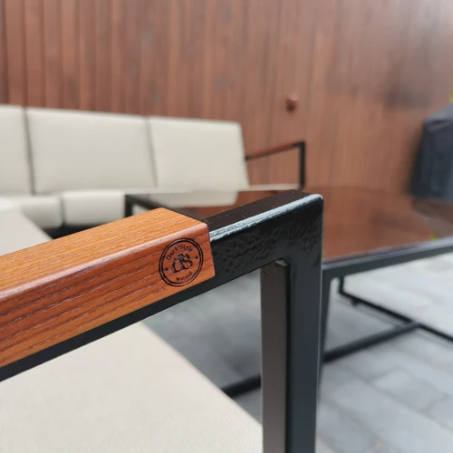 Ilgaamžė lauko sofa su metalu ir termo uosiu