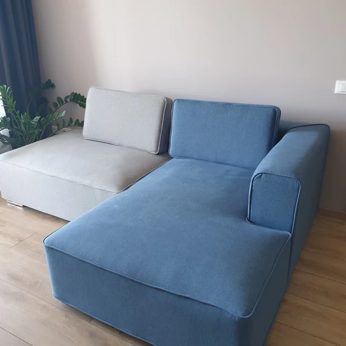 Kampinė sofa iš patvaraus audinio – patogi ir stilinga