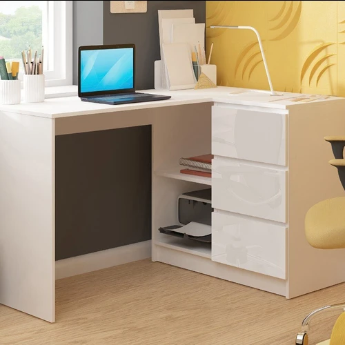 Modernus rašomasis stalas su daug vietos