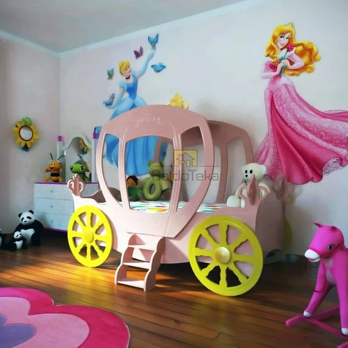 Tvirtos grotelės ir čiužinys rožinėje medinėje lovoje