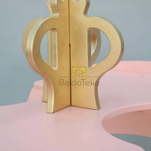 Rožinė medinė lova su patogiu čiužiniu ir grotelėmis