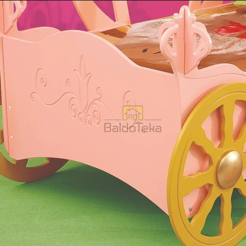 Rožinė medinė lova su tvirtomis grotelėmis ir čiužiniu