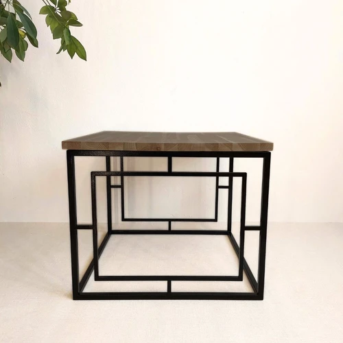 Natūralaus ąžuolo stalviršius su juodu metalo rėmu