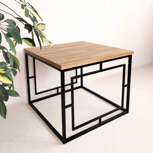 Modernus kavos staliukas su ąžuolo stalviršiu