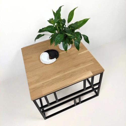 Kavos staliukas su natūralaus ąžuolo ar riešutmedžio stalviršiu