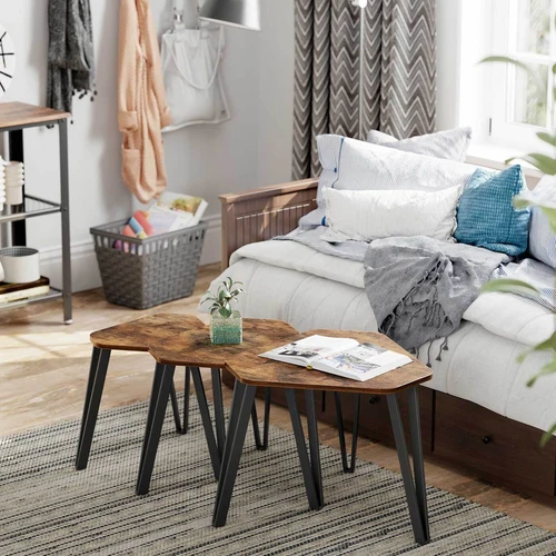 3 šoniniai staliukai su priedų krepšiu