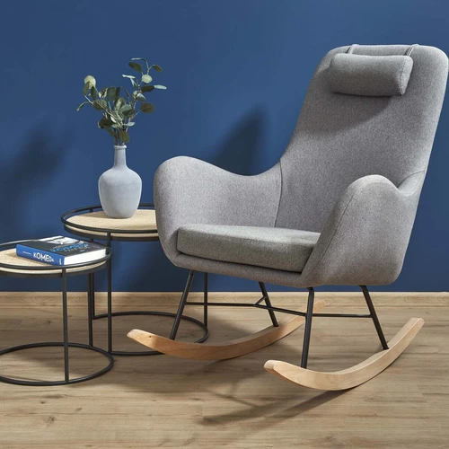 Stilinga pilka sofa lova su plieno ir medžio elementais