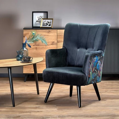 Tamsiai žali sofos apmušalai ir juodos medinės kojos