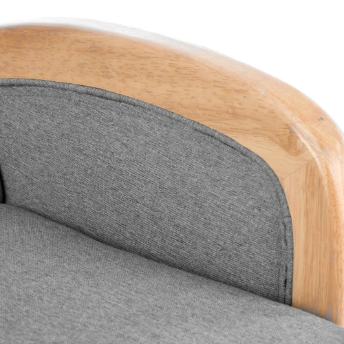 Elegantiška pilka sofa su audinio ir rotangų apdaila