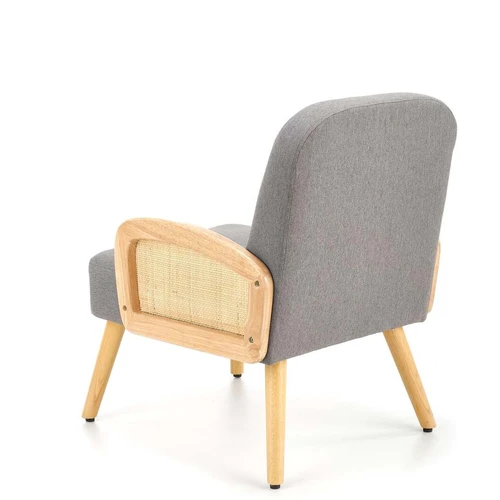 Patogi pilka sofa su sintetinio rotango ir medžio kombinacija