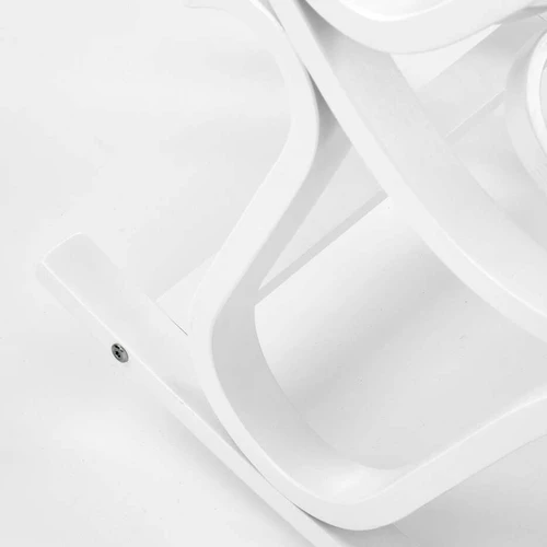 Šiuolaikiška balta kėdė iš lenkto medžio ir audinio