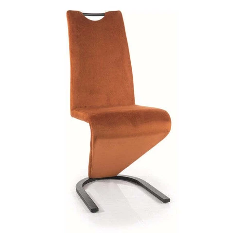 Modernūs spalvoti spintos – puikus sprendimas mažiems erdvėms