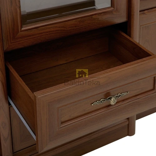 Klasikinė spinta su funkcionaliu dizainu