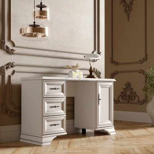 Klasikinė balta spinta su bronzos detalėmis ir matiniu apdailu