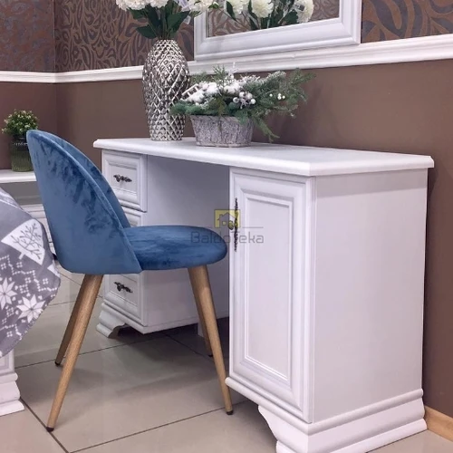 Minimalistinė balta spinta su sidabro efektu ir bronzos rankenėlėmis