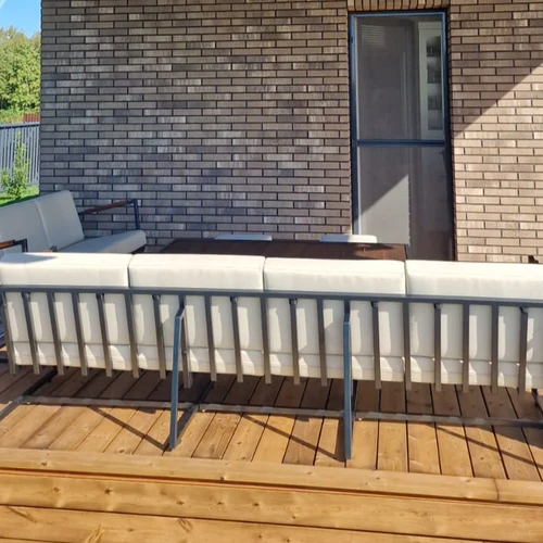 Ilgaamžė terasos sofa su termo uosio detalėmis