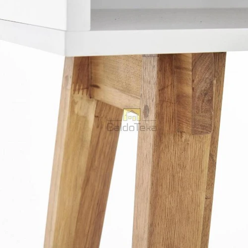 Minimalistinė spinta su balta matine ir medžio tekstūra