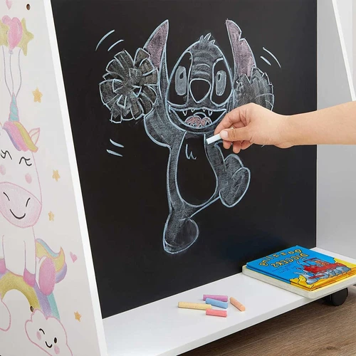 Patogi knygų spinta su piešimo lenta ir spalvingais akcentais vaikams