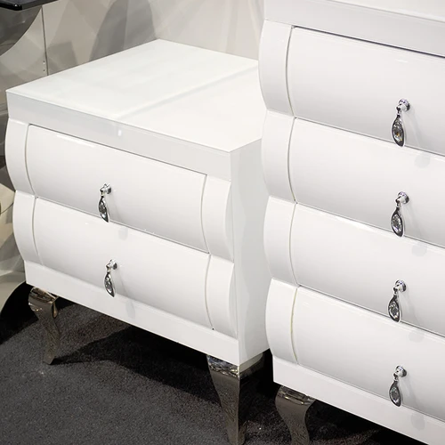 Modernus baltas naktinis staliukas su stalčiais ir stalviršiu