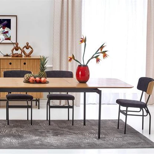 Moderni komoda su natūralaus ąžuolo ir juodos spalvos deriniu