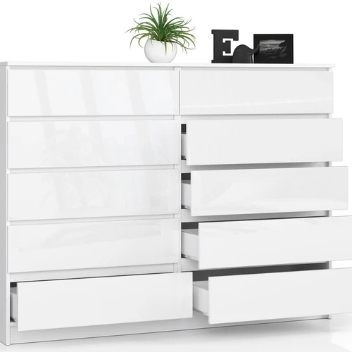 Moderni komoda su metaliniais slankikliais ir ABS briaunomis