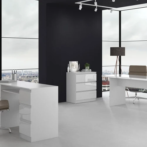 Tvarkinga komoda su 3 stalčiais ir balta spalva