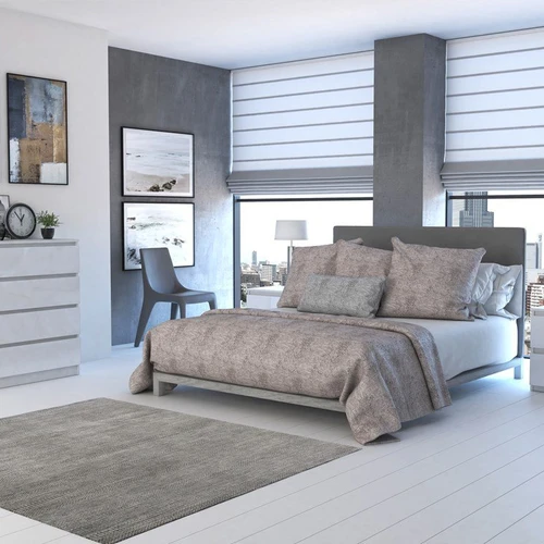 Balta komoda su 4 stalčiais ir blizgiu priekiu