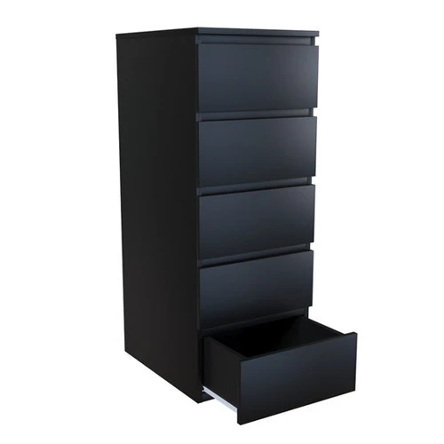 Patvari juoda komoda su 5 stalčiais ir ritininiais bėgeliais