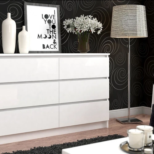 Elegantiška balta komoda su metaliniais ritinėliais