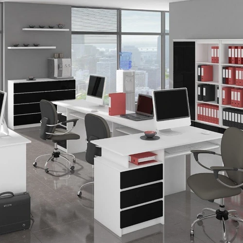 Patogi komoda su atsparia dilimui plokšte ir blizgiu juodu dekoru