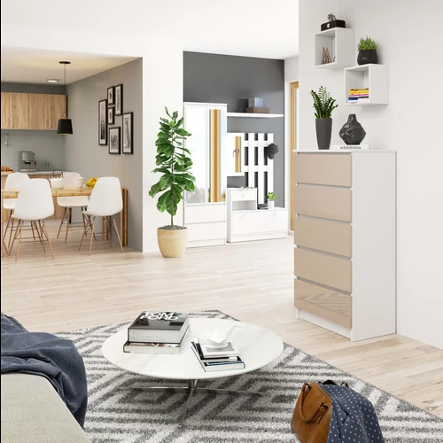 Balta ir smėlio spalvos komoda – tobulas pasirinkimas bet kuriai patalpai