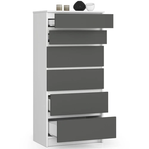 Tvarkinga komoda su patogiais stalčiais