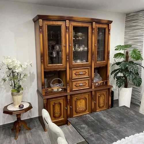 Puikus valgomojo komplektas su transportavimo įrėžimais