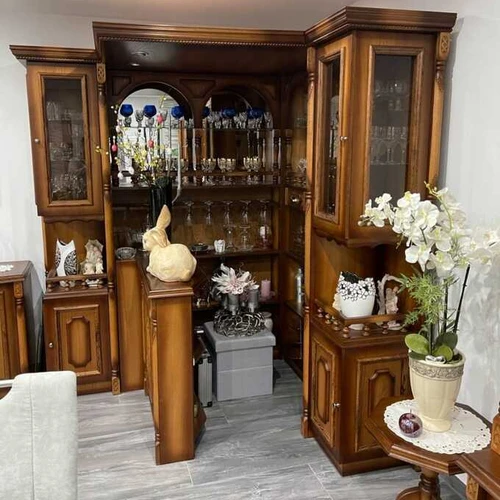 Dizaineriškai pagamintas valgomojo komplektas su komodomis