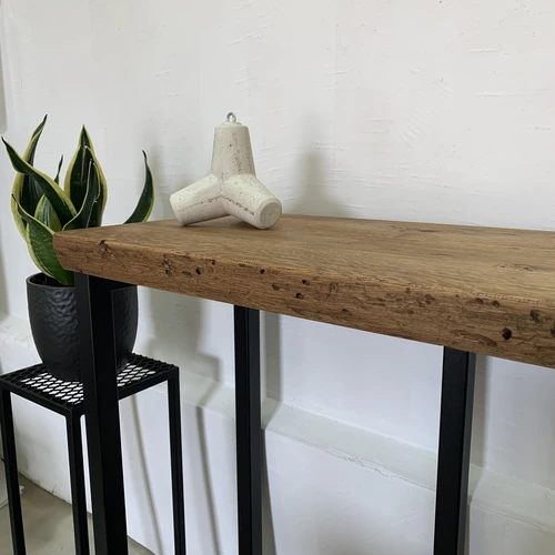 Ąžuolo masyvo spinta su kinivarpų akcentais