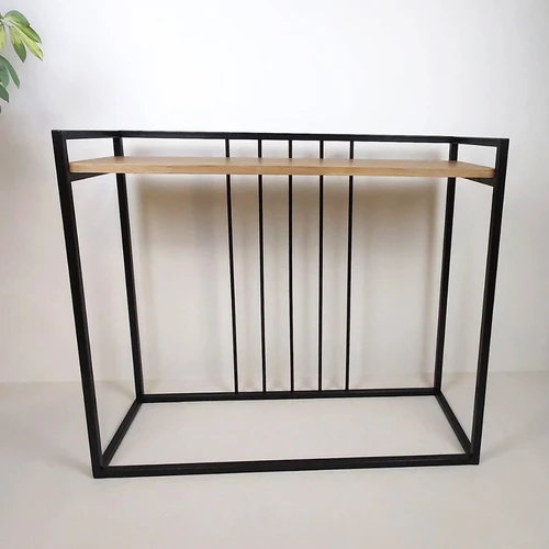Praktiškas konsolinis staliukas su natūralia mediena ir juodu plienu