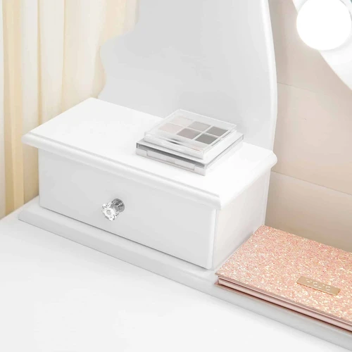 Minkštas taburetas ir ovalus veidrodis – svajonių makiažo stalas