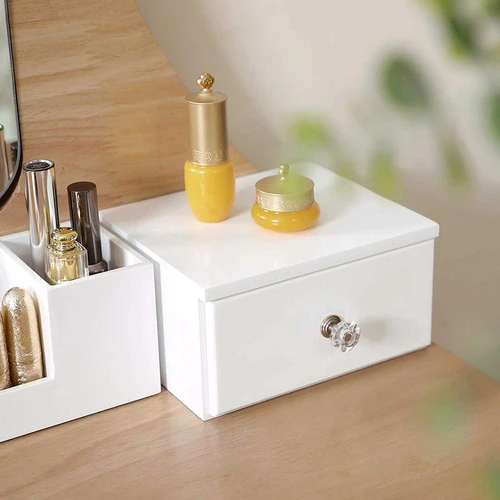 Grožio ritualams skirtas tualetinis staliukas su rožėmis