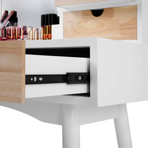 Patogus makiažo stalas su dideliu veidrodžiu ir tvirtu taburetu