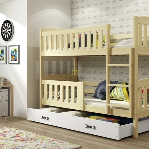 Natūralios pušies mediena vaikiškoje lovoje su baltais akcentais